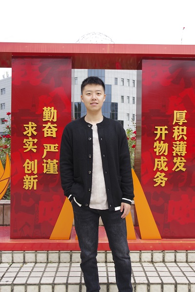 张友澎生活照.jpg